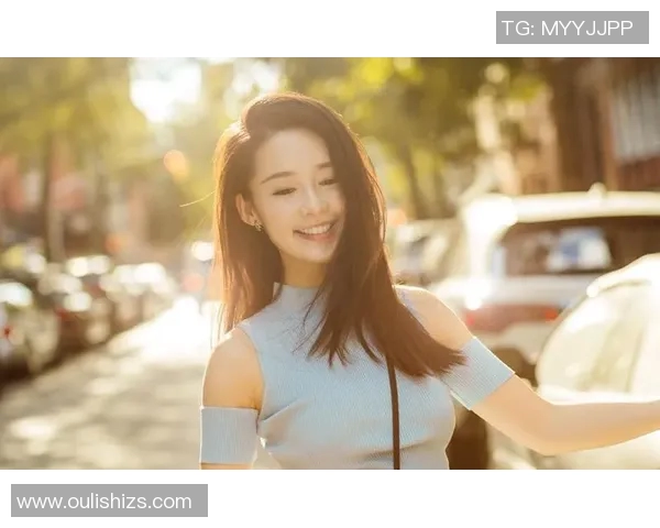 足球明星情侣街拍视频展现甜蜜瞬间与时尚风采的完美结合